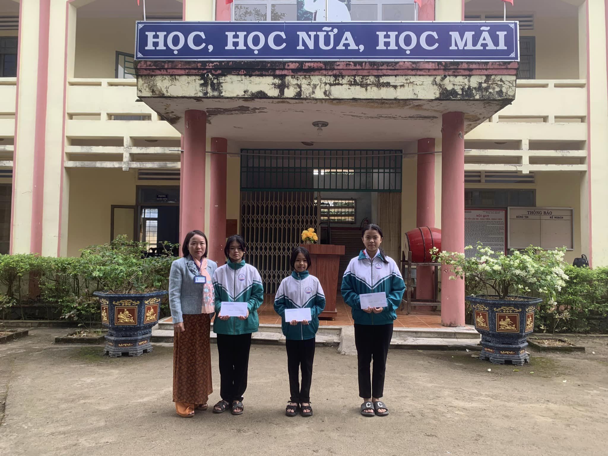 Hội thi làm báo tường